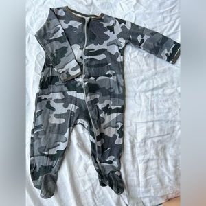 Wonder Nation Baby Boy/Girl Grey Camo Footie Pajamas 6-9m